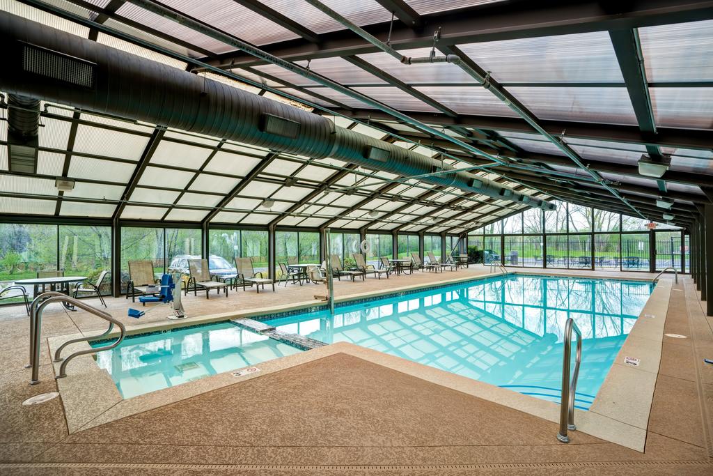 كورتيارد شيكاغو إلمورست / أواكبروك أريا